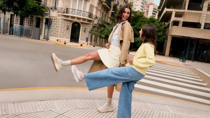 Un regalo que acompaña: 5 claves para elegir el calzado ideal para mamá