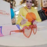Entre fans y compradores: Agatha Ruiz de la Prada exhibió edición limitada de sus icónicos lentes de corazón en Parque Arauco