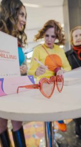 Entre fans y compradores: Agatha Ruiz de la Prada exhibió edición limitada de sus icónicos lentes de corazón en Parque Arauco