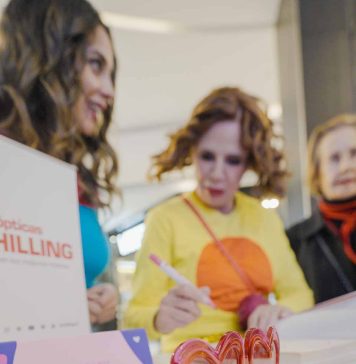 Entre fans y compradores: Agatha Ruiz de la Prada exhibió edición limitada de sus icónicos lentes de corazón en Parque Arauco