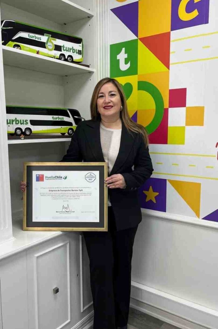 Turbus recibe certificación HuellaChile por su compromiso con la sostenibilidad