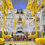 El primer vehículo 100% eléctrico de BYD sale de la línea de producción en Brasil