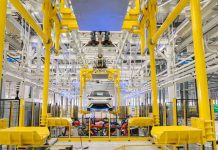 El primer vehículo 100% eléctrico de BYD sale de la línea de producción en Brasil