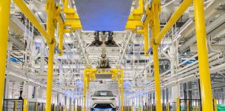 El primer vehículo 100% eléctrico de BYD sale de la línea de producción en Brasil