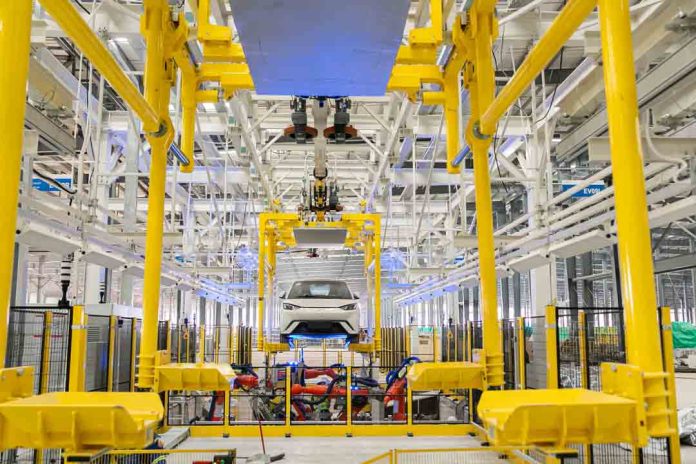 El primer vehículo 100% eléctrico de BYD sale de la línea de producción en Brasil