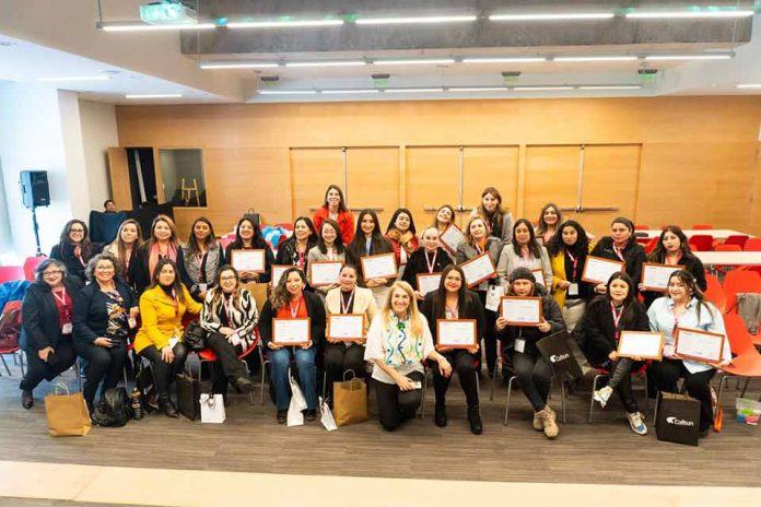 60 mujeres emprendedoras de Santa Bárbara, Quilaco y Coronel se gradúan del programa 