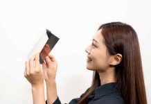 El panel OLED plegable de Samsung Display demuestra una durabilidad excepcional con una prueba de 500,000 veces