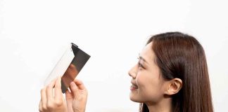 El panel OLED plegable de Samsung Display demuestra una durabilidad excepcional con una prueba de 500,000 veces