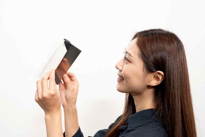 El panel OLED plegable de Samsung Display demuestra una durabilidad excepcional con una prueba de 500,000 veces