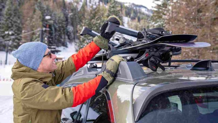 ¿Vas a la nieve? Así debes llevar los esquís en el auto para no arriesgar multas ni accidentes