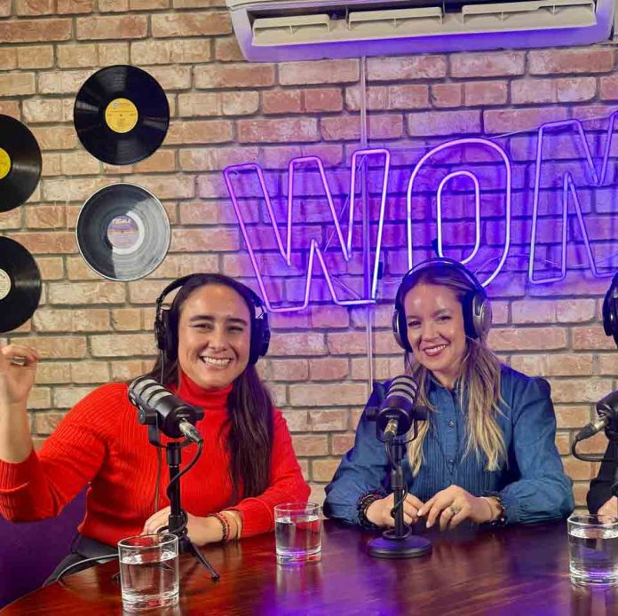 Catalina Droguett da voz al futuro en WOMcast, el nuevo podcast que inspira conversaciones con propósito