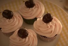Cien años de sabor junto a TEKA cupcakes de chocolate con frosting de cereza