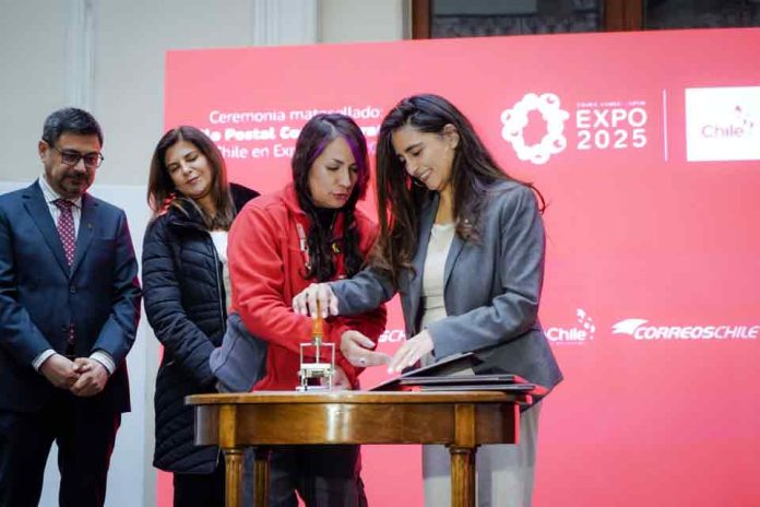 CorreosChile y ProChile celebran la participación en Expo Osaka 2025 con una Emisión Postal de colección