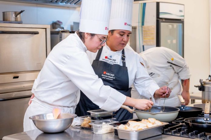 Establecimientos educativos destacan ingredientes y sabores tarapaqueños en competencia gastronómica