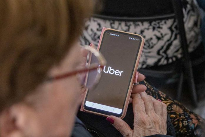 Uber realizó una jornada para personas mayores de Ñuñoa sobre cómo moverse con más tecnología