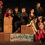 Estudiantes de Duoc UC presentan dos musicales gratuitos en Viña del Mar “Noche de reyes” y “Las palomas de Choferillo” se presentarán este 22 y 23 de agosto. Duoc UC A Puertas Abiertas y la carrera de Actuación de Duoc UC sede Viña de Mar invitan a la comunidad a disfrutar de “Noche de reyes” y “Las palomas de Choferillo”, obras que combinan la música, el canto, el baile y la actuación con funciones el 22 y 23 de agosto a las 19:00 horas. Ambas propuestas surgen en la asignatura de Teatro Musical, Canto y Coreografía de los estudiantes de cuarto año, en donde los alumnos aprenden dirección integral de todas las actividades de gestión, producción y montaje para la realización de un proyecto de teatro musical. “Noche de reyes” se presentará este viernes, con una adaptación musical de la clásica obra de William Shakespeare que por medio de la comedia de situaciones retrata la esencia de reyes, criados y amores equívocos. Tras un naufragio, Viola se separa de su hermano Sebastián, llegando a las tierras de Iliria, donde disfrazada de hombre, deberá sortear su destino trabajando con el duque Orsino. Esta obra es dirigida por los docentes José Antonio Luer, Nicolás Cancino y Francisca Tuñón. Al día siguiente será el turno de “Las palomas de Choferillo”. La obra escrita en verso por Claudio Fuentes invita a descubrir la belleza en lo simple a través de un imaginario lleno de color, música y emoción. Este montaje, dirigido por los docentes Cristina Alcaide, Gabriel Contreras y Patricio Molina, apuesta por un teatro popular y cercano, mediante la historia de un camionero que está buscando el asesino de sus hijos. Tras años de infructuosa búsqueda, regresa a su pueblo que ya no es el mismo. Las funciones son con entrada liberada, con previa reserva al correo extension_vina@duoc.cl y se realizarán en el teatro de Duoc UC, ubicado en Álvarez 2366, Chorrillos, Viña del Mar.