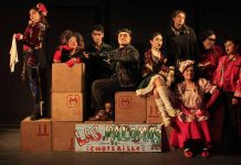 Estudiantes de Duoc UC presentan dos musicales gratuitos en Viña del Mar “Noche de reyes” y “Las palomas de Choferillo” se presentarán este 22 y 23 de agosto. Duoc UC A Puertas Abiertas y la carrera de Actuación de Duoc UC sede Viña de Mar invitan a la comunidad a disfrutar de “Noche de reyes” y “Las palomas de Choferillo”, obras que combinan la música, el canto, el baile y la actuación con funciones el 22 y 23 de agosto a las 19:00 horas. Ambas propuestas surgen en la asignatura de Teatro Musical, Canto y Coreografía de los estudiantes de cuarto año, en donde los alumnos aprenden dirección integral de todas las actividades de gestión, producción y montaje para la realización de un proyecto de teatro musical. “Noche de reyes” se presentará este viernes, con una adaptación musical de la clásica obra de William Shakespeare que por medio de la comedia de situaciones retrata la esencia de reyes, criados y amores equívocos. Tras un naufragio, Viola se separa de su hermano Sebastián, llegando a las tierras de Iliria, donde disfrazada de hombre, deberá sortear su destino trabajando con el duque Orsino. Esta obra es dirigida por los docentes José Antonio Luer, Nicolás Cancino y Francisca Tuñón. Al día siguiente será el turno de “Las palomas de Choferillo”. La obra escrita en verso por Claudio Fuentes invita a descubrir la belleza en lo simple a través de un imaginario lleno de color, música y emoción. Este montaje, dirigido por los docentes Cristina Alcaide, Gabriel Contreras y Patricio Molina, apuesta por un teatro popular y cercano, mediante la historia de un camionero que está buscando el asesino de sus hijos. Tras años de infructuosa búsqueda, regresa a su pueblo que ya no es el mismo. Las funciones son con entrada liberada, con previa reserva al correo extension_vina@duoc.cl y se realizarán en el teatro de Duoc UC, ubicado en Álvarez 2366, Chorrillos, Viña del Mar.