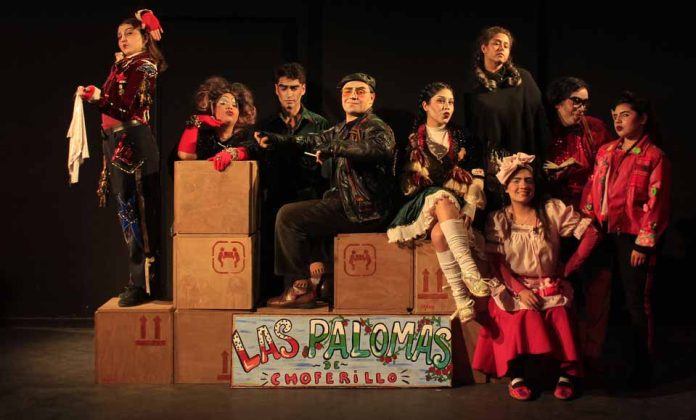 Estudiantes de Duoc UC presentan dos musicales gratuitos en Viña del Mar “Noche de reyes” y “Las palomas de Choferillo” se presentarán este 22 y 23 de agosto. Duoc UC A Puertas Abiertas y la carrera de Actuación de Duoc UC sede Viña de Mar invitan a la comunidad a disfrutar de “Noche de reyes” y “Las palomas de Choferillo”, obras que combinan la música, el canto, el baile y la actuación con funciones el 22 y 23 de agosto a las 19:00 horas. Ambas propuestas surgen en la asignatura de Teatro Musical, Canto y Coreografía de los estudiantes de cuarto año, en donde los alumnos aprenden dirección integral de todas las actividades de gestión, producción y montaje para la realización de un proyecto de teatro musical. “Noche de reyes” se presentará este viernes, con una adaptación musical de la clásica obra de William Shakespeare que por medio de la comedia de situaciones retrata la esencia de reyes, criados y amores equívocos. Tras un naufragio, Viola se separa de su hermano Sebastián, llegando a las tierras de Iliria, donde disfrazada de hombre, deberá sortear su destino trabajando con el duque Orsino. Esta obra es dirigida por los docentes José Antonio Luer, Nicolás Cancino y Francisca Tuñón. Al día siguiente será el turno de “Las palomas de Choferillo”. La obra escrita en verso por Claudio Fuentes invita a descubrir la belleza en lo simple a través de un imaginario lleno de color, música y emoción. Este montaje, dirigido por los docentes Cristina Alcaide, Gabriel Contreras y Patricio Molina, apuesta por un teatro popular y cercano, mediante la historia de un camionero que está buscando el asesino de sus hijos. Tras años de infructuosa búsqueda, regresa a su pueblo que ya no es el mismo. Las funciones son con entrada liberada, con previa reserva al correo extension_vina@duoc.cl y se realizarán en el teatro de Duoc UC, ubicado en Álvarez 2366, Chorrillos, Viña del Mar.