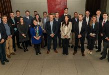 Chile Data Centers participará en DCD>Connect LATAM 2025, el encuentro líder de infraestructura digital Chile Data Centers participará en DCD>Connect LATAM 2025, el encuentro líder de infraestructura digital La asociación que representa a la industria chilena de data centers estará presente en Cancún, llevando la voz del país a un evento internacional clave y consolidando el rol de Chile como hub digital regional. Santiago, septiembre de 2025 - Chile Data Centers, la asociación que agrupa y representa a la industria de los data centers en el país, estará presente en DCD>Connect LATAM 2025, el encuentro más relevante de infraestructura digital en Latinoamérica, que se desarrollará el próximo 30 de septiembre y 1 de octubre en México. La presencia de Chile Data Centers en espacios de esta magnitud reflejan la creciente relevancia del país en el mapa digital de la región y visibiliza el alcance de la industria nacional en un escenario de alto nivel internacional. “Formar parte de un evento internacional de alto nivel para Chile Data Centers es una gran oportunidad para dar mayor visibilidad a la industria chilena en el ecosistema regional y global de data centers. Buscamos abrir nuevos espacios de colaboración, generar alianzas estratégicas y proyectar a Chile como un hub digital confiable, sostenible y competitivo en la región”, señaló Catalina Achermann, gerente general de Chile Data Centers. Nutrida agenda en México Los ejecutivos del gremio estarán participando en distintas actividades durante los dos días del evento. Francisco Basoalto, presidente de Chile Data Centers, participará del acto inaugural del evento, como orador y en representación de la industria nacional de data centers. Además, integrará el panel “Infraestructura IT – ¿Tu estrategia de cooling sobrevivirá a la era de la alta densidad?”, el 1 de octubre, junto a representantes de ASHRAE Argentina Chapter, Banco Popular Dominicano, CEMEX y KIO Data Centers. A esto se suma los espacios de conversación que tendrán los representantes de la asociación durante el evento: el vicepresidente Gonzalo Atán estará participando del DCD>Studio, mientras Catalina Achermann abordará los temas más relevantes para la industria en una nueva DCD>Talks. Asimismo, la comitiva chilena cerrará la última jornada con un workshop especialmente dedicado a las oportunidades y desafíos de la industria de data centers en Chile, el que tendrá como panelistas a tres socios fundadores de la entidad gremial. Este despliegue refuerza el compromiso de Chile Data Centers con proyectar la voz de la industria chilena en distintos espacios de alto alcance, consolidando su rol como referente en Latinoamérica. Sobre Chile Data Centers Chile Data Centers es la primera asociación gremial dedicada exclusivamente a impulsar el ecosistema de centros de datos en el país. Nace con la convicción de que Chile puede consolidarse como un hub digital estratégico para América Latina, liderando a los actores más relevantes del sector para fortalecer su crecimiento, visibilidad e impacto.