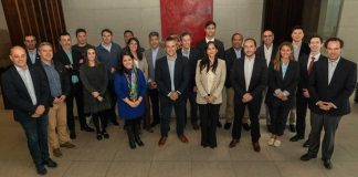 Chile Data Centers participará en DCD>Connect LATAM 2025, el encuentro líder de infraestructura digital La asociación que representa a la industria chilena de data centers estará presente en Cancún, llevando la voz del país a un evento internacional clave y consolidando el rol de Chile como hub digital regional. Santiago, septiembre de 2025 - Chile Data Centers, la asociación que agrupa y representa a la industria de los data centers en el país, estará presente en DCD>Connect LATAM 2025, el encuentro más relevante de infraestructura digital en Latinoamérica, que se desarrollará el próximo 30 de septiembre y 1 de octubre en México. La presencia de Chile Data Centers en espacios de esta magnitud reflejan la creciente relevancia del país en el mapa digital de la región y visibiliza el alcance de la industria nacional en un escenario de alto nivel internacional. “Formar parte de un evento internacional de alto nivel para Chile Data Centers es una gran oportunidad para dar mayor visibilidad a la industria chilena en el ecosistema regional y global de data centers. Buscamos abrir nuevos espacios de colaboración, generar alianzas estratégicas y proyectar a Chile como un hub digital confiable, sostenible y competitivo en la región”, señaló Catalina Achermann, gerente general de Chile Data Centers. Nutrida agenda en México Los ejecutivos del gremio estarán participando en distintas actividades durante los dos días del evento. Francisco Basoalto, presidente de Chile Data Centers, participará del acto inaugural del evento, como orador y en representación de la industria nacional de data centers. Además, integrará el panel “Infraestructura IT – ¿Tu estrategia de cooling sobrevivirá a la era de la alta densidad?”, el 1 de octubre, junto a representantes de ASHRAE Argentina Chapter, Banco Popular Dominicano, CEMEX y KIO Data Centers. A esto se suma los espacios de conversación que tendrán los representantes de la asociación durante el evento: el vicepresidente Gonzalo Atán estará participando del DCD>Studio, mientras Catalina Achermann abordará los temas más relevantes para la industria en una nueva DCD>Talks. Asimismo, la comitiva chilena cerrará la última jornada con un workshop especialmente dedicado a las oportunidades y desafíos de la industria de data centers en Chile, el que tendrá como panelistas a tres socios fundadores de la entidad gremial. Este despliegue refuerza el compromiso de Chile Data Centers con proyectar la voz de la industria chilena en distintos espacios de alto alcance, consolidando su rol como referente en Latinoamérica. Sobre Chile Data Centers Chile Data Centers es la primera asociación gremial dedicada exclusivamente a impulsar el ecosistema de centros de datos en el país. Nace con la convicción de que Chile puede consolidarse como un hub digital estratégico para América Latina, liderando a los actores más relevantes del sector para fortalecer su crecimiento, visibilidad e impacto.