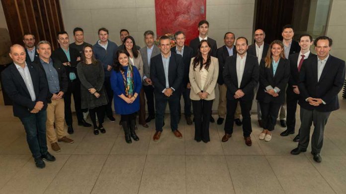 Chile Data Centers participará en DCD>Connect LATAM 2025, el encuentro líder de infraestructura digital La asociación que representa a la industria chilena de data centers estará presente en Cancún, llevando la voz del país a un evento internacional clave y consolidando el rol de Chile como hub digital regional. Santiago, septiembre de 2025 - Chile Data Centers, la asociación que agrupa y representa a la industria de los data centers en el país, estará presente en DCD>Connect LATAM 2025, el encuentro más relevante de infraestructura digital en Latinoamérica, que se desarrollará el próximo 30 de septiembre y 1 de octubre en México. La presencia de Chile Data Centers en espacios de esta magnitud reflejan la creciente relevancia del país en el mapa digital de la región y visibiliza el alcance de la industria nacional en un escenario de alto nivel internacional. “Formar parte de un evento internacional de alto nivel para Chile Data Centers es una gran oportunidad para dar mayor visibilidad a la industria chilena en el ecosistema regional y global de data centers. Buscamos abrir nuevos espacios de colaboración, generar alianzas estratégicas y proyectar a Chile como un hub digital confiable, sostenible y competitivo en la región”, señaló Catalina Achermann, gerente general de Chile Data Centers. Nutrida agenda en México Los ejecutivos del gremio estarán participando en distintas actividades durante los dos días del evento. Francisco Basoalto, presidente de Chile Data Centers, participará del acto inaugural del evento, como orador y en representación de la industria nacional de data centers. Además, integrará el panel “Infraestructura IT – ¿Tu estrategia de cooling sobrevivirá a la era de la alta densidad?”, el 1 de octubre, junto a representantes de ASHRAE Argentina Chapter, Banco Popular Dominicano, CEMEX y KIO Data Centers. A esto se suma los espacios de conversación que tendrán los representantes de la asociación durante el evento: el vicepresidente Gonzalo Atán estará participando del DCD>Studio, mientras Catalina Achermann abordará los temas más relevantes para la industria en una nueva DCD>Talks. Asimismo, la comitiva chilena cerrará la última jornada con un workshop especialmente dedicado a las oportunidades y desafíos de la industria de data centers en Chile, el que tendrá como panelistas a tres socios fundadores de la entidad gremial. Este despliegue refuerza el compromiso de Chile Data Centers con proyectar la voz de la industria chilena en distintos espacios de alto alcance, consolidando su rol como referente en Latinoamérica. Sobre Chile Data Centers Chile Data Centers es la primera asociación gremial dedicada exclusivamente a impulsar el ecosistema de centros de datos en el país. Nace con la convicción de que Chile puede consolidarse como un hub digital estratégico para América Latina, liderando a los actores más relevantes del sector para fortalecer su crecimiento, visibilidad e impacto.
