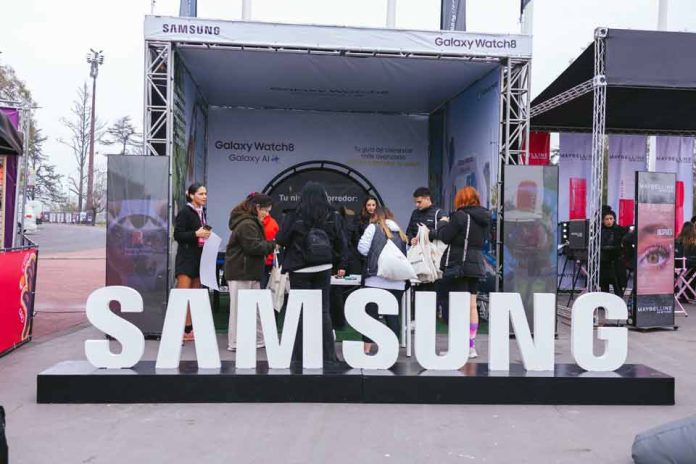 Galaxy Watch8 se consolida como el mejor aliado del running fememino en la Media Maratón de Santiago Las calles de la capital se llenaron de energía, deporte y entusiasmo femenino con la Media Maratón de Santiago, una de las instancias más esperadas del running femenino en Chile. Santiago, 01 de septiembre de 2025.- Con el compromiso de fomentar estilos de vida saludables y conscientes, Samsung acompañó a todas las corredoras –desde principiantes hasta atletas experimentadas– a ser parte de la Medio Maratón de Santiago que se celebró este domingo en la capital. El encuentro deportivo estuvo marcado por la fuerza y determinación de la comunidad deportiva y Samsung se sumó como aliado tecnológico y nuevo running partner, acompañando a todas las participantes en cada kilómetro del recorrido con su último lanzamiento: el Samsung Galaxy Watch8. En el caso de la generadora de contenido, Daniela Bustamante, el smartwatch de Samsung la acompañó durante todo el trayecto. “El Galaxy Watch8 me midió durante toda la carrera, dándome información en cada vuelta, y eso me ayudó a entender si estaba teniendo un mejor rendimiento que el kilómetro anterior, ayudándome a mantener mi rendimiento durante la carrera”, explicó. Por su parte, la influencer Yulia Savchenko, comentó que “me encantó que la tecnología se combinara con las actividades y que me permitiera ver mis resultados en detalle. Además es muy motivador ver a tantas mujeres unidas, y que Samsung sea parte de esto, es muy emocionante”. Partner de maratones Para quienes buscan iniciar en el mundo del running, el dispositivo incluye nuevas funciones, entre ellas Running Coach, pensado especialmente para quienes les gustaría participar de maratones y que no saben cómo prepararse. Esta función entrega planes personalizados de entrenamiento según su nivel de corredor, el cual es definido con tan solo 12 minutos de ejercicio, gracias al Galaxy Watch8, las participantes podrán saber cómo mejorar su rendimiento con consejos y recomendaciones hechas para cada una. Además, el dispositivo mide frecuencia cardíaca, oxígeno en sangre, temperatura cutánea y ECG en un solo modulo y con una precisión nunca antes vista. “Correr es más que llegar a la meta, es también escuchar el cuerpo, aprender a mejorar y disfrutar el camino. Queremos acompañar a las mujeres en esa experiencia, con tecnología pensada para que cada paso cuente”, destacó Bruno Bernal, Marketing ecosistema, notebooks, tablets y wearables en Samsung Chile. Además de ser un hito deportivo, la Media Maratón de Mujeres se convierte en un espacio de inspiración colectiva. Galaxy Watch8 estuvo presente con experiencias diseñadas para las corredoras, quienes conocieron de primera mano cómo la tecnología de la marca –a través la app Samsung Health– potencia el rendimiento, registra métricas clave y entrega información en tiempo real para mejorar cada entrenamiento. Acerca de Samsung Electronics Co., Ltd. Samsung inspira al mundo y da forma al futuro con ideas y tecnologías transformadoras. La empresa está redefiniendo los mundos de los televisores, de la señalización digital, de los smartphones, de los wearables, tabletas, electrodomésticos, así como de los sistemas de red, la memoria, el LSI de sistemas y la fundición. Samsung también está avanzando en tecnologías de imagen médica, soluciones de climatización y robótica, al tiempo que crea productos innovadores para automoción y audio a través de Harman. Con su ecosistema SmartThings, la colaboración abierta con sus socios y la integración de la inteligencia artificial en toda su cartera, Samsung ofrece una experiencia conectada inteligente y sin fisuras. Para conocer las últimas noticias, visita la sala de prensa de Samsung en news.samsung.com.