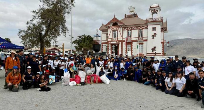 Sector público, privado y comunidades se unen en jornada para retirar residuos en borde costero de Mejillones