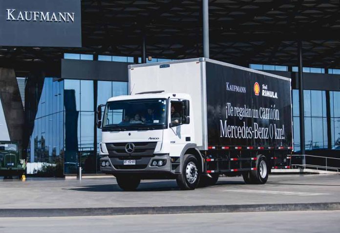 Shell Lubricantes y Kaufmann celebran 30 años de alianza con entrega de camión Mercedes-Benz Atego 0 km