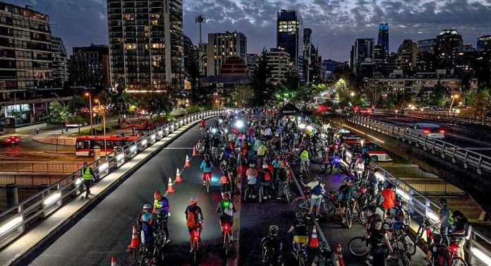 CicloRecreoVía Nocturna se tiñe de rosa e invita a pedalear, caminar y patinar por la concientización del cáncer de mama
