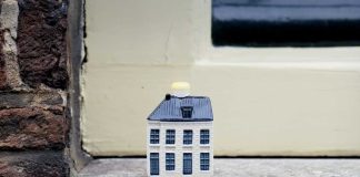 KLM celebra 106 años de conexión con los Estados Unidos con una casa especial de porcelana Delft Blue en el corazón de Leiden