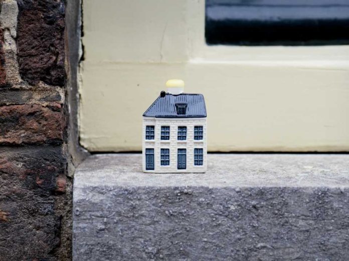KLM celebra 106 años de conexión con los Estados Unidos con una casa especial de porcelana Delft Blue en el corazón de Leiden