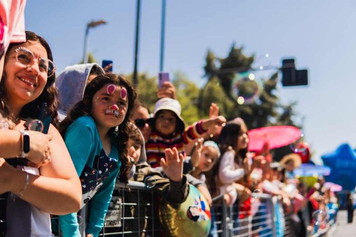 Paris Parade 2025: Más de 1.000 artistas y 13 globos gigantes llenarán Santiago de esperanza y color Paris Parade 2025: Más de 1.000 artistas y 13 globos gigantes llenarán Santiago de esperanza y color