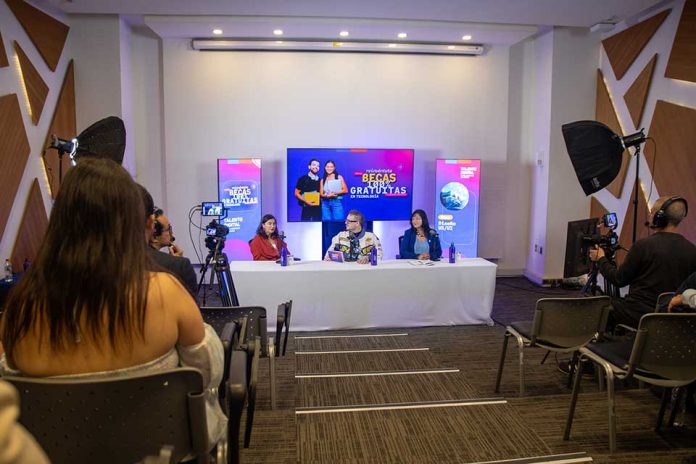 Talento Digital y SENCE lanzan 2.075 nuevas becas para impulsar la empleabilidad digital en Chile Talento Digital y SENCE lanzan 2.075 nuevas becas para impulsar la empleabilidad digital en Chile