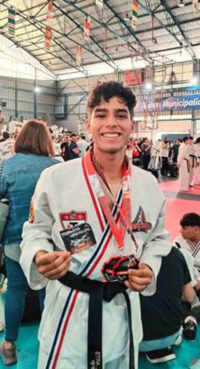Él es Kevin Maureira, el puentealtino de 17 años que pasó del fútbol a ser campeón internacional de taekwondo Él es Kevin Maureira, el puentealtino de 17 años que pasó del fútbol a ser campeón internacional de taekwondo