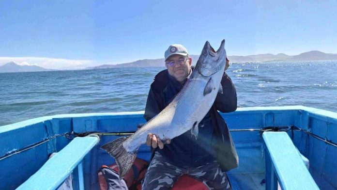 Entre salmones y conciencia ambiental: el boom de la pesca deportiva en Chiloé 