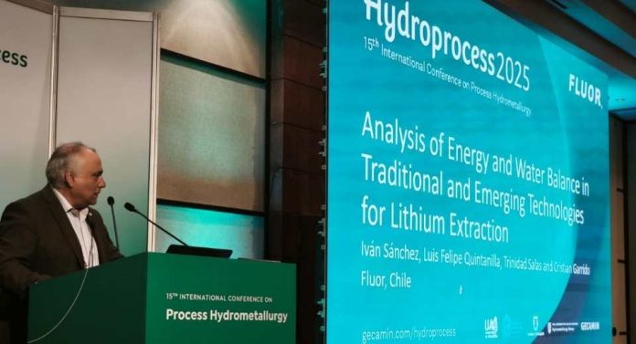 Estudio de Fluor Chile analiza balance hídrico y energético en tecnologías de extracción del litio