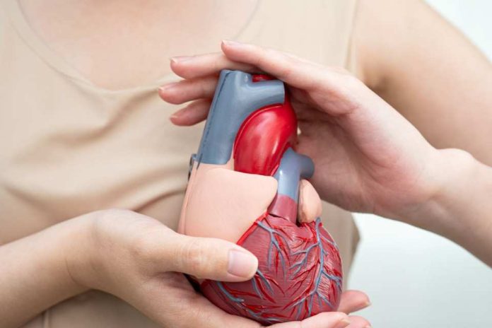 Fatiga, dolor abdominal o ahogo: las señales invisibles del infarto en mujeres