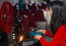 Festival de Cine Rukapillan inaugura su séptima edición con la exhibición de la película Oro amargo en la plaza de Pucón