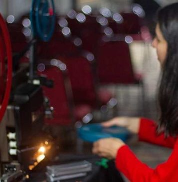 Festival de Cine Rukapillan inaugura su séptima edición con la exhibición de la película Oro amargo en la plaza de Pucón