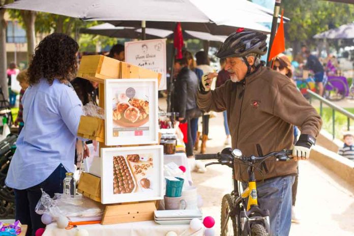 Orfebres exhiben piezas únicas en Feria de Joyas Echinuco 2025 Orfebres exhiben piezas únicas en Feria de Joyas Echinuco 2025