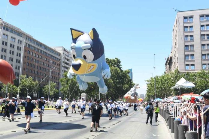 Un millón de personas celebran Paris Parade 2025 en el desfile navideño más grande de Sudamérica