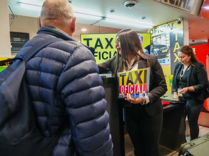 Aeropuerto Santiago de Chile lanza taxímetro digital para pagar viajes por adelantado tras inicio de nueva ley contra el transporte informal