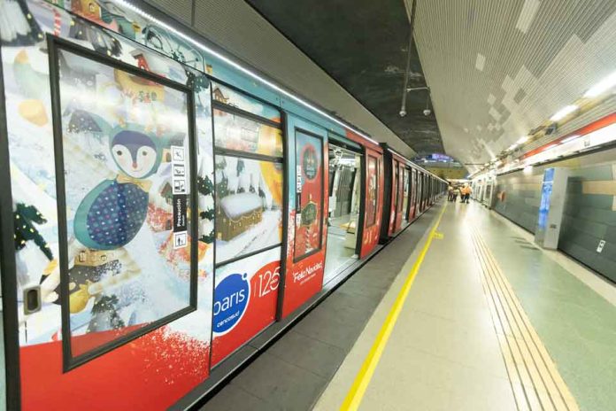 La Navidad llegó al Metro con Duendes Mágicos, música y un tren convertido en trineo