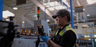 La Universidad Austral de Chile (UACh), a través de la Facultad de Ciencias Agrarias y Alimentarias, Educación Continua y Cervecería Kunstmann, lanzan el "Diplomado en Ciencia Cervecera: Tecnología, Calidad y Comercialización", un programa pionero diseñado para elevar los estándares de la industria cervecera en Chile. Su objetivo es impartir conocimiento que permita que el rubro se consolide, siendo un pilar fundamental en la economía regional y una alternativa profesional para personas profesionales apasionadas por la cerveza. Conexión directa con el ecosistema cervecero El diplomado, que comenzará el 13 de marzo, será impartido en modalidad semipresencial con sesiones sincrónicas que buscan capacitar a los estudiantes en el uso avanzado de herramientas científicas y tecnológicas para proponer e implementar mejoras en el proceso de producción cervecera, optimizando métodos para aumentar la calidad y competitividad del producto en el mercado. La Educación Continua juega un rol fundamental al ofrecer una formación inmersiva, indica María Ignacia Fuenzalida, Directora de Educación Continua UACh. Quien agrega que el diplomado arrancará con la tradicional cosecha de lúpulo Kunstmann, conectando a los estudiantes desde el primer día con la tradición cervecera de Valdivia. A lo largo de cinco módulos, se combinarán clases teóricas online con cuatro jornadas prácticas presenciales en plantas de las cervecerías de la zona. “La cerveza es una ciencia, y para impulsar su innovación y éxito en un mercado en constante evolución, es crucial la profesionalización del rubro”, señala Anita Behn Gunther, Directora del Diplomado y académica de la Facultad de Ciencias Agrarias y Alimentarias de la UACh. “Este Diplomado entrega las herramientas científicas y tecnológicas necesarias para que nuestros estudiantes entiendan y optimicen el proceso cervecero. Queremos fortalecer el ecosistema cervecero desde Valdivia, capital cervecera del sur de Chile, para potenciar las economías regionales a través del conocimiento de punta." Materias, procesos y habilidades clave para la industria El plan de estudios está diseñado para desarrollar competencias clave, desde la selección de insumos hasta la comercialización sostenible. Los estudiantes aprenderán a: Conocer y describir las materias primas fundamentales: agua, cebada, malta, lúpulo y levadura, incluyendo su composición química y propiedades sensoriales. Diferenciar entre diversos estilos de cerveza y sus características de producción. Evaluar y ajustar el ciclo completo de producción (molienda, maceración, fermentación, etc.) para optimizar resultados. Identificar y corregir problemas de calidad mediante análisis físico, químico y sensorial (incluyendo off-flavours o sabores indeseables) y técnicas de cata profesional. Crear diseños de planta que maximicen la eficiencia operativa y minimicen costos, y configurar líneas productivas con estándares de sostenibilidad. Gestionar operaciones y estrategias de comercialización, incluyendo normativa vigente y marketing cervecero. "En Kunstmann, tenemos un profundo arraigo con la tradición cervecera en Valdivia , creemos firmemente en la necesidad de entregar la posibilidad de impulsar una formación rigurosa y teórica que se combine con la práctica inmersiva en el campo”, señala María Paz Calderón, Subgerente del área técnica y de calidad de Cervecería Kunstmann y Sommelier de Cerveza certificada. “La alianza con la Universidad Austral de Chile es fundamental para garantizar que los futuros profesionales obtengan las competencias clave para gestionar operaciones, diferenciar estilos y crear diseños de planta eficientes. Estamos invirtiendo en conocimiento para que el rubro artesanal y la economía local sigan creciendo con la calidad y sostenibilidad que el mercado exige." Para reforzar su compromiso con la región, Cervecería Kunstmann otorgará dos becas del 50 % del arancel para realizar el diplomado. Para postular debes enviar tu CV actualizado y una carta de motivación a comunicacionesk@cerveza-kunstmann.com. El plazo para postular es hasta el 25 de enero de 2026. Para mayor información sobre el arancel, matrícula y requisitos de postulación, los interesados pueden consultar pinchando aquí.