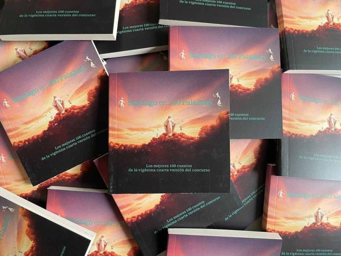 Santiago en 100 Palabras inicia la celebración de sus 25 años con una cápsula del tiempo en Plaza de Armas