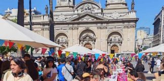 Santiago en 100 palabras lanzó histórica edición reuniendo a cientos de personas en el corazón de la ciudad