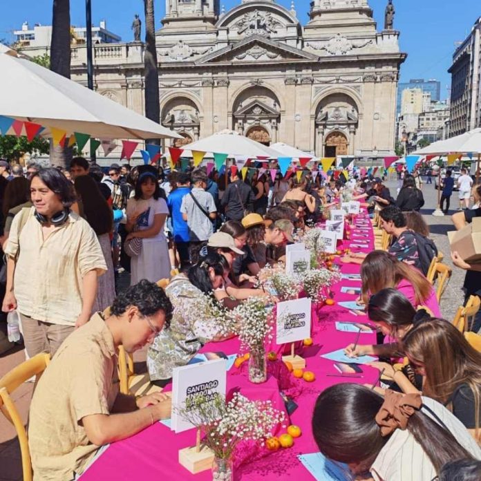 Santiago en 100 palabras lanzó histórica edición reuniendo a cientos de personas en el corazón de la ciudad Santiago en 100 palabras lanzó histórica edición reuniendo a cientos de personas en el corazón de la ciudad
