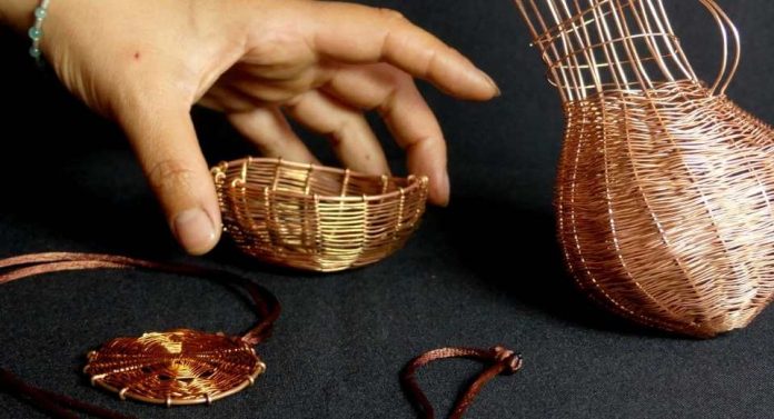 Lanzan catálogo con más de 50 obras de alfarería y orfebrería realizadas por artesanas de La Araucanía Lanzan catálogo con más de 50 obras de alfarería y orfebrería realizadas por artesanas de La Araucanía