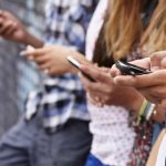 Ansiedad adolescente transfronteriza: Teléfonos, presión escolar y las políticas que realmente influyen