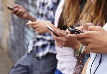 Ansiedad adolescente transfronteriza: Teléfonos, presión escolar y las políticas que realmente influyen